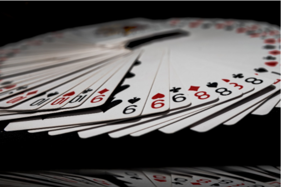 Outplaying the Boys: Online Casino Poker Tips for Competitive Women 